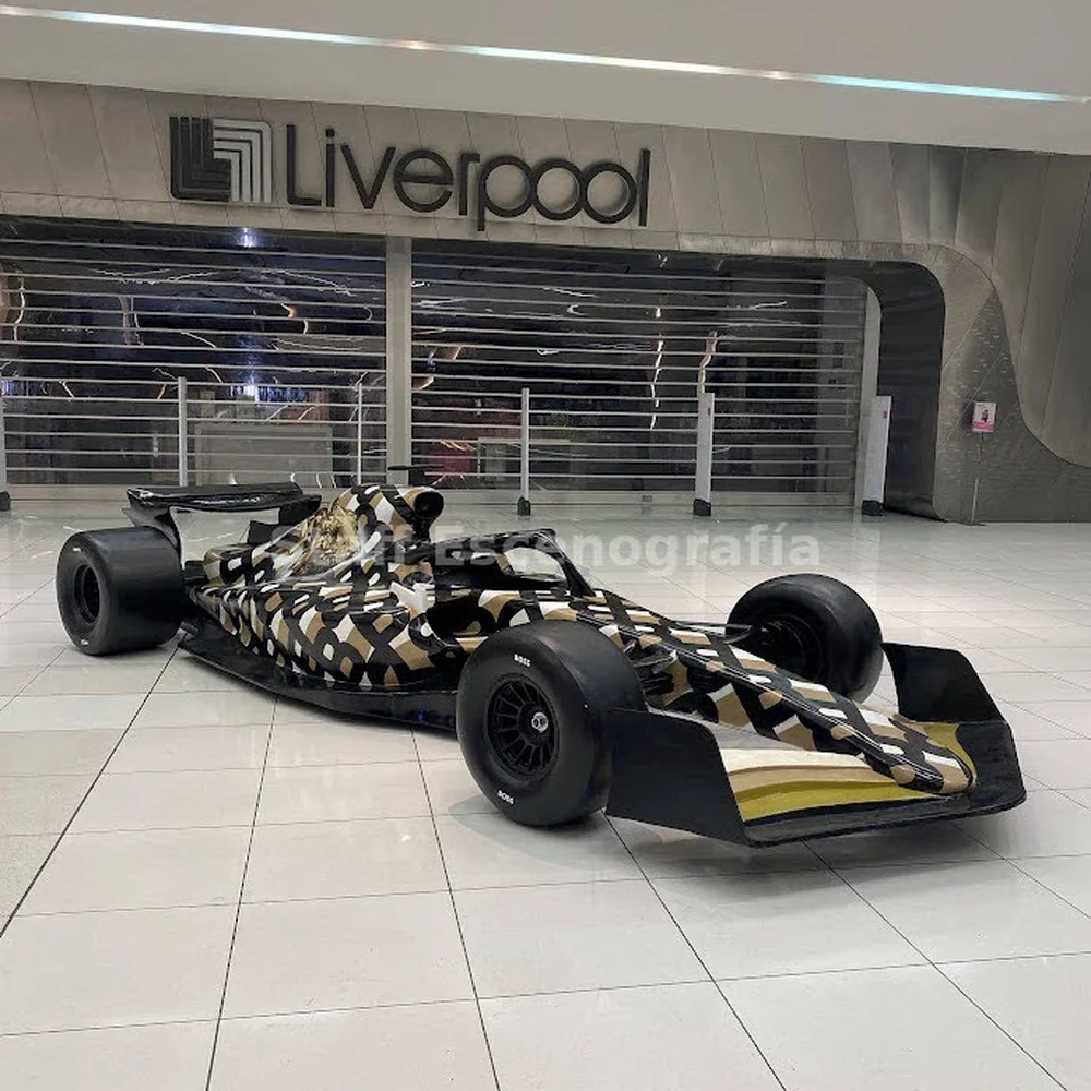 Activación de marca con monoplaza dummy F1 en centro comercial