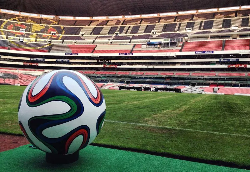 Evento a gran escala: bola gigante de fútbol en el Estadio Azteca
