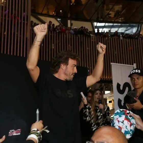 Fernando Alonso celebrando ante el público