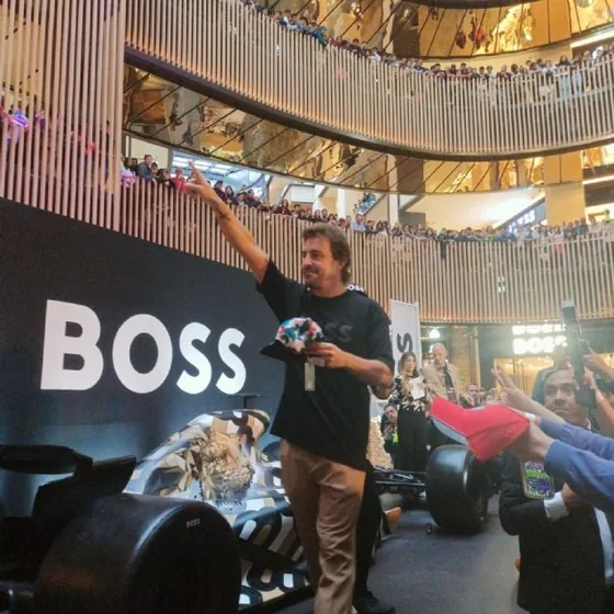 Multitud llenando los pisos del centro comercial
