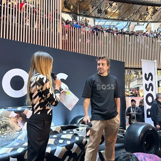 Entrevista a Fernando Alonso junto al dummy BOSS