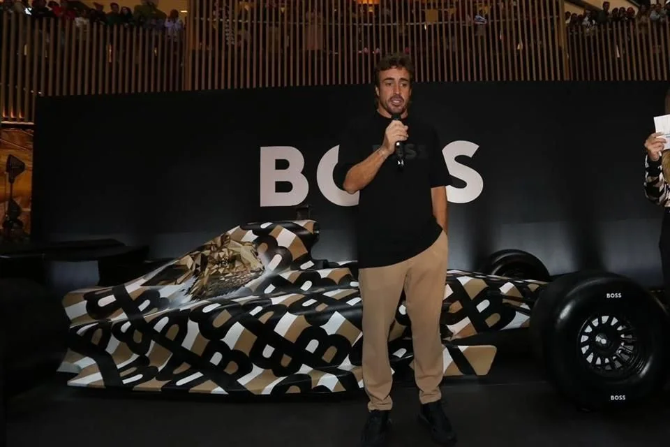 Fernando Alonso presenta el monoplaza dummy de F1 con librea BOSS ante el público