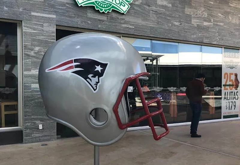 Casco gigante de fútbol americano (NFL) en activación de marca
